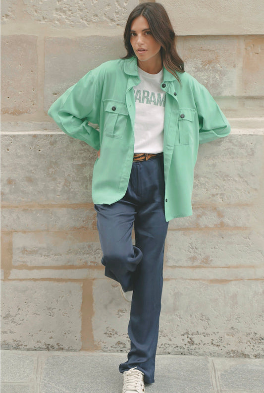 Pantalon Hope bleu marine avec surchemise mollie vert cactus – style casual – LEITA Paris
