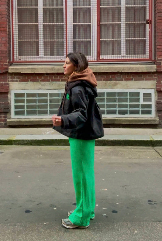 le pantalon hope vert cactus est porté dans la rue par helena digital flow