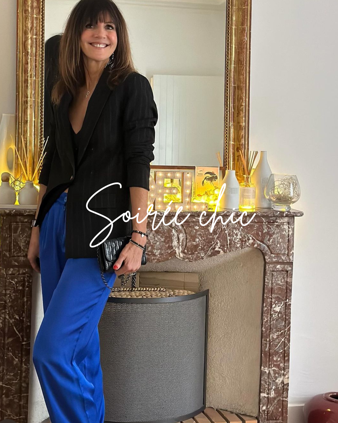 Lily 49 porte un pantalon bleu électrique fluide LEITA Paris