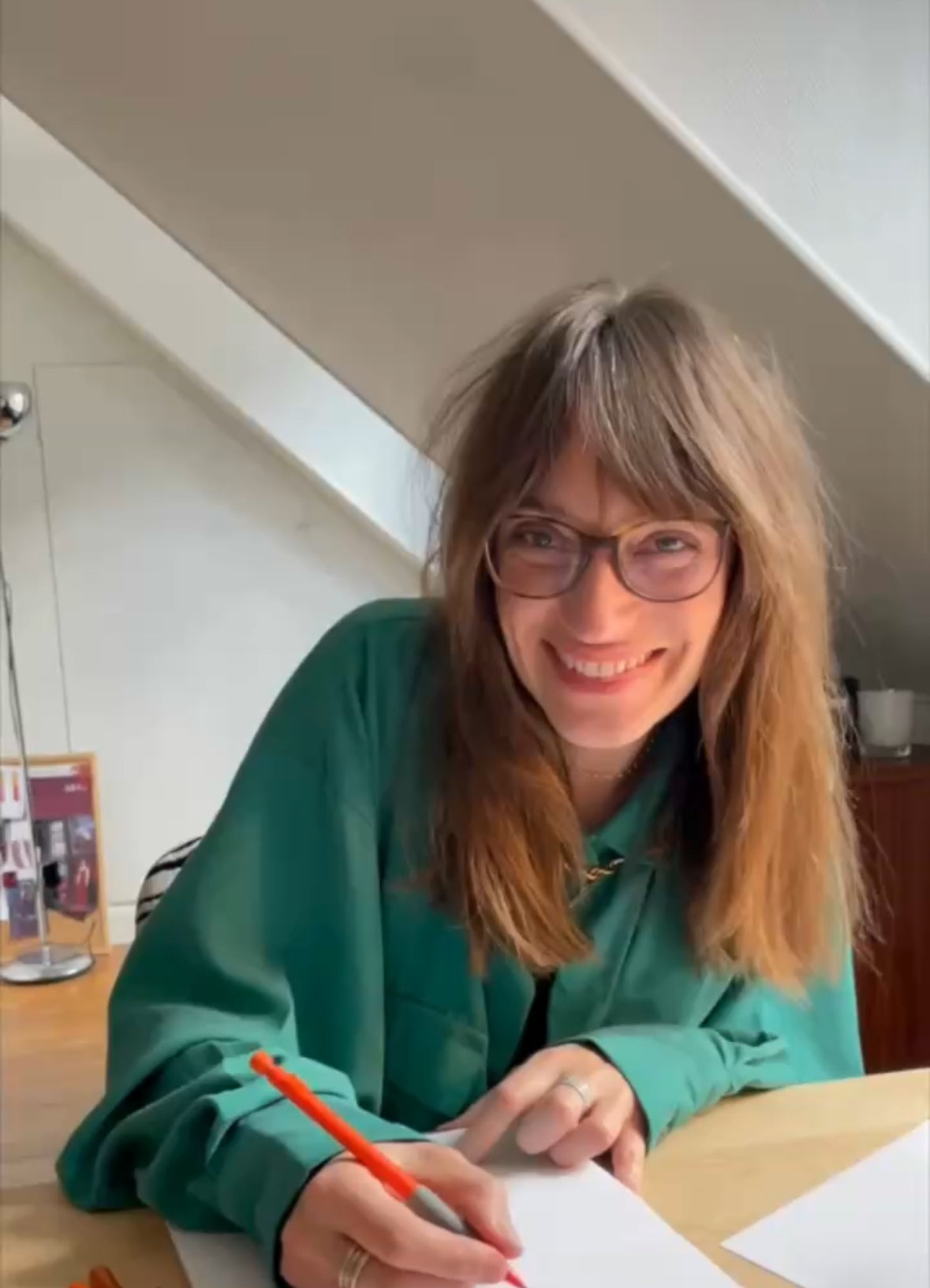 Chloé Leita fondatrice de LEITA Paris en train de dessin dans ses bureaux